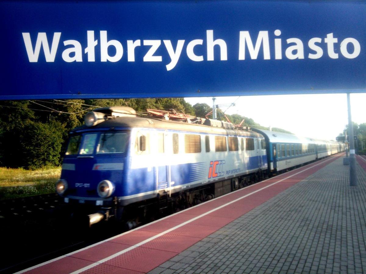 Art Mieszkanie Blisko Dworca Pkp Walbrzych Miasto エクステリア 写真
