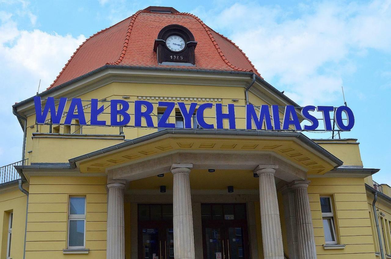 Art Mieszkanie Blisko Dworca Pkp Walbrzych Miasto エクステリア 写真